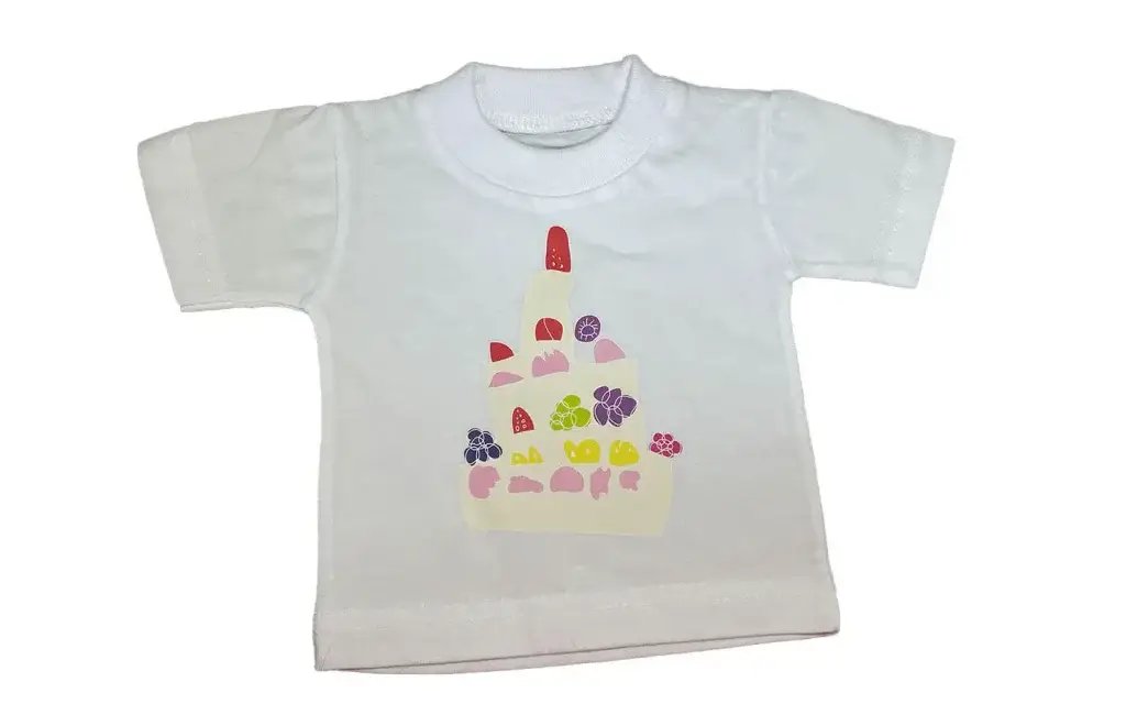 こどもの描いたケーキのイラストを熱転写プリントしたオリジナルTシャツ