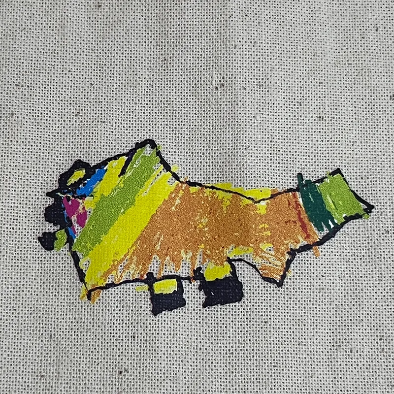 色鉛筆で描かれたキツネの絵を布地へ熱転写した仕上がり