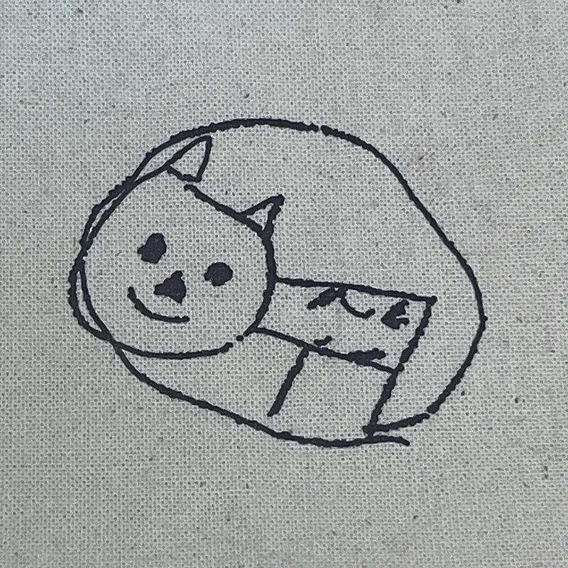 鉛筆で描いた猫の線画を布地へ熱転写した例