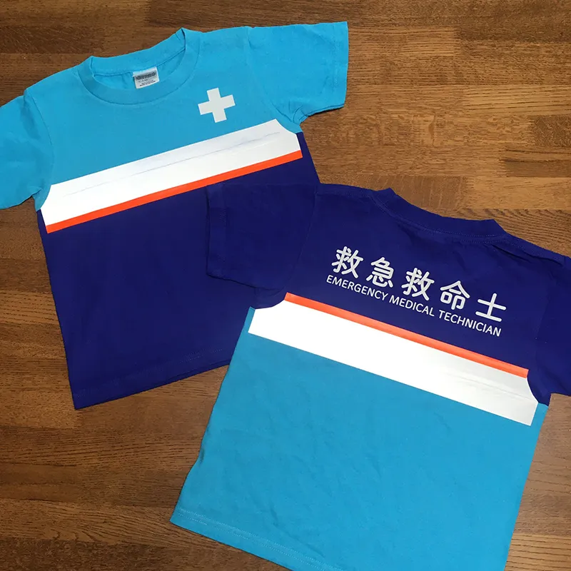 縫製と熱転写を組み合わせた子ども用救急隊風Tシャツ後面