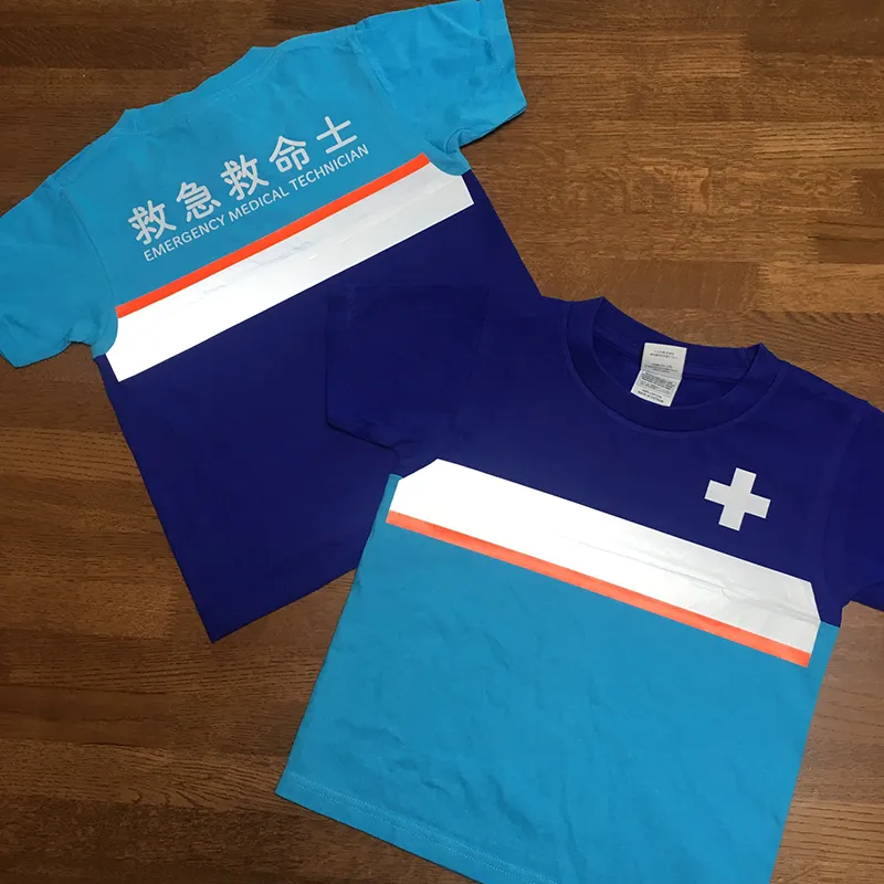 縫製と熱転写を組み合わせた子ども用救急隊風Tシャツ前面